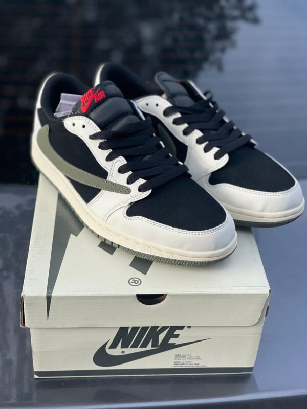 NIKE - Image 2