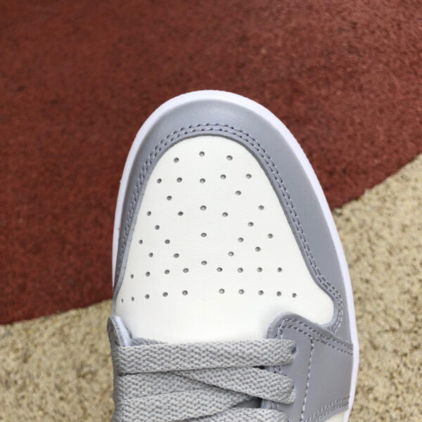 Wolf Gray Air Jordan - Image 3