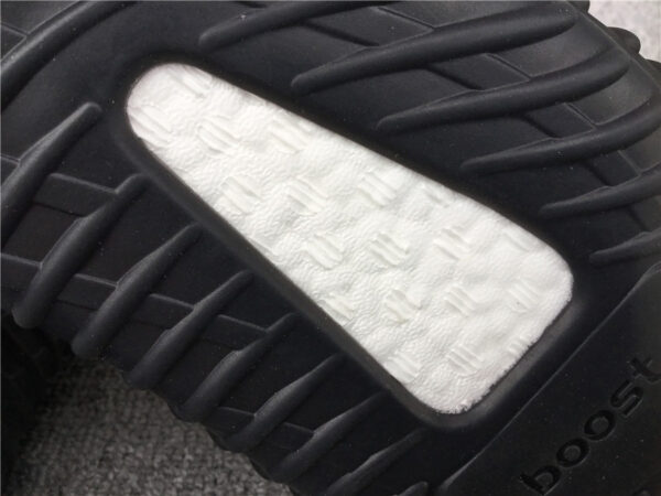 Yeezy Boost Bred - Image 3